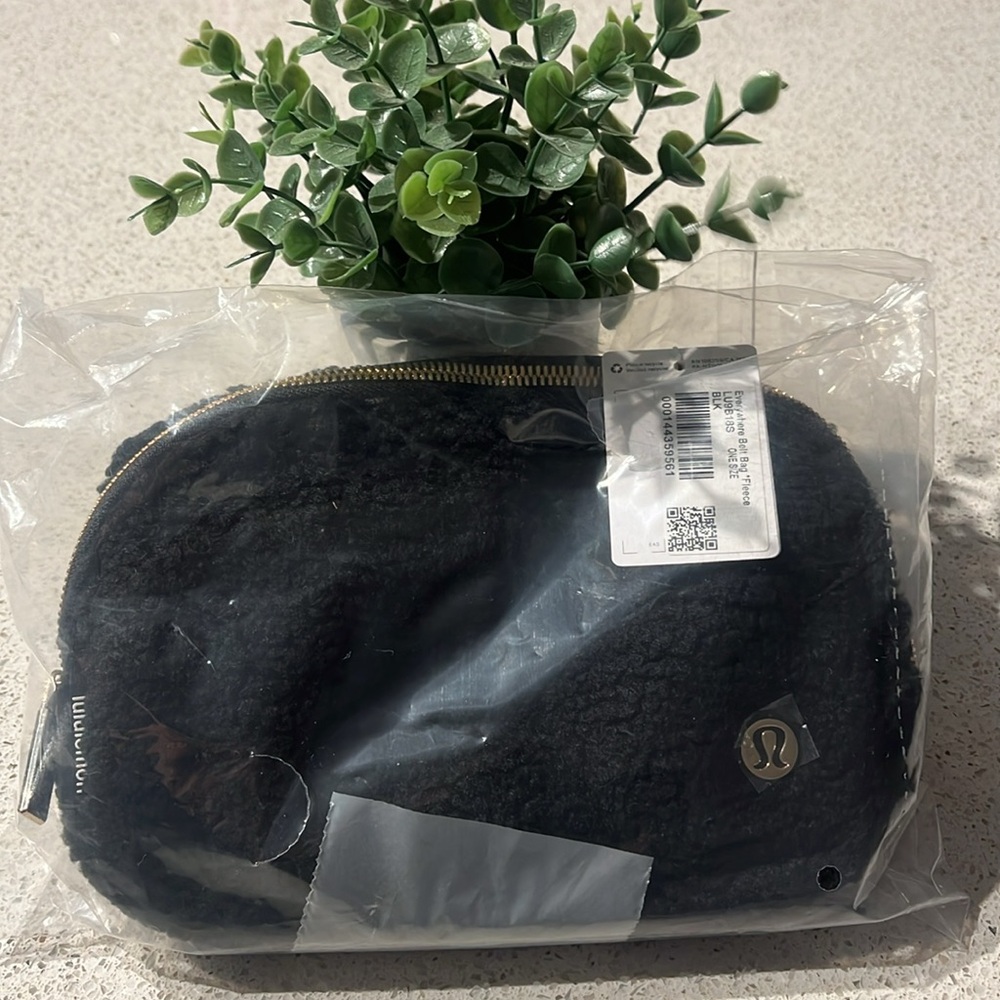 Lululemon Limited Edition Everywhere Belt Bag 1L *Fleece Black Sherpa - Picture 7 of 16